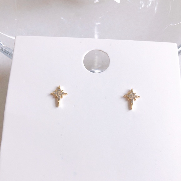 ✨star shaped stud earrings ✨ - Picture 2 of 7